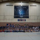 Imatge de família de tots els equips del CB Cambrils durant el dia de la presentació al pavelló 2 del Palau Municipal d'Esports de Cambrils.  Els diferentns equips i els seus familiars durant la presentació.  Les anomenades «les xiques del bàsquet» durant el seu homenatge.