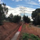 La rasa, els tubs per a la línia subterrània i una torre.