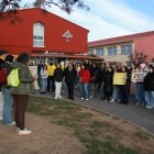Mestres que fan vaga llegint un manifest al punt de trobada del Vendrell.