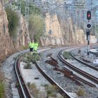 Operaris d'Adif revisen una via a l'entrada de l'estació de Tarragona