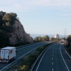Un camió circula en direcció contrària a l'AP-7 a l'Hospitalet de l'Infant després d'un accident en què ha bolcat un vehicle durant un episodi de fort vent, arran del tall marcat per Trànsit.
