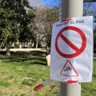 Un rètol que prohibeix el pas als Camps Elisis de Lleida pel fort vent