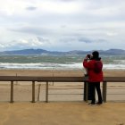 Un home fa una foto al mar de l'Escala