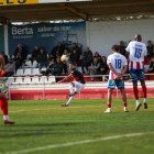 El capità del Reus Xavi Jaime executant una falta directa que gairebé acaba en golàs.