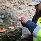 L'arqueòleg Ramon Ferrer mostrant alguns fragments de ceràmiques antigues trobades al Castell de Paüls.