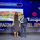 El conseller Mario Soler recollint el guardó que reconeix Tarragona com a millor ciutat esportiva.