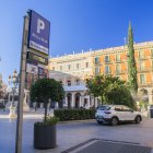 Fotografia d’arxiu d’un vehicle accedint al pàrquing de la plaça de Prim de Reus.