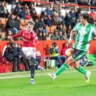 Pol Cid en una acció durant el dia del seu debut amb el primer equip del Nàstic.