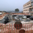 Obres d'ampliació a l'HUTVC amb els treballs previs a la fonamentació del nou edifici.