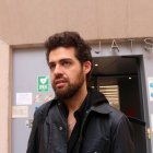 L'artista Josep Pinyol davant l'entrada principal de l'edifici dels jutjats de Tortosa