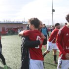 El tècnic de la Pobla, Xavi Vilagut, celebrant amb els jugadors la victòria contra el Valls.