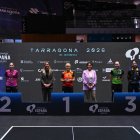 La jugadora del CTT Ganxets Natalya Prosvirnina al centre de la imatge amb el trofeu de campiona absoluta i, Renata Shypsha, amb el bronze  Gimeno celebrant el triomf amb la reusenca Renata Shypsha.