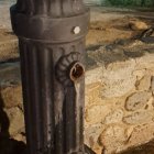 Imagen de cómo ha quedado una de las fuentes de Montblanc tras el robo del grifo.