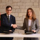 El president de la Generalitat, Salvador Illa, i la presidenta dels Comuns al Parlament, Jéssica Albiach, signen l'acord per als pressupostos.