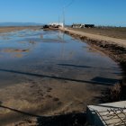 Un dels arrossars de Deltebre que s'ha començat a inundar amb aigua dolça per treure'n la salinitat després del temporal de vent que va inundar els camps amb aigua salada