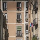 Balcons amb roba en un carrer de Barcelona