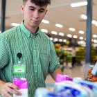 Imagen de un trabajador de un supermercado del Mercadona ubicado en Deltebre.
