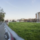 L'illa està delimitada pels carrers de Joan Salvat Papasseit, de Manuel de Pedrolo, de Manuel Hugué i de l'Escultor Juli Antoni.