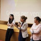 Les tres impulsores de l’associació El Dol a través de la Cultura durant un esdeveniment