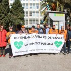 Membres de la Plataforma Camp de Tarragona per la Sanitat Pública i de la FAVT es van concentrar davant l'Hospital Joan XXIII