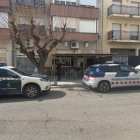 Imatge de l'entrada policial a un local de la Bisbal del Penedès.