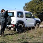 La tècnica Esther Charles fent una de les rutes d'observació d'aus en 4x4