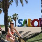 Imatge de dues turistes en bicicleta a Salou