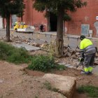 Operaris treballant a Reus en les obres per construir un aparcament dissuasiu