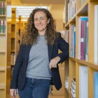 Elena Juncosa a la biblioteca de les dependències del MNAT.