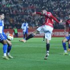 Pau Martínez rematant una pilota durant el duel contra el Sabadell del passat divendres al Nou Estadi.