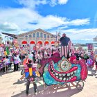 Marcel·lí Antúnez amb tots els participants en la inauguració a les portes del Tinglado 2.