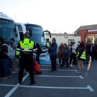 Usuaris agafant els autobusos habilitats en el Pla Alternatiu de Transport per les obres del túnel del Garraf a l'estació de Sant Vicenç de Calders.