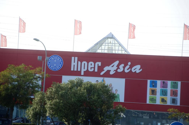 La proliferación de almacenes chinos en Les Gavarres provoca un exceso ...