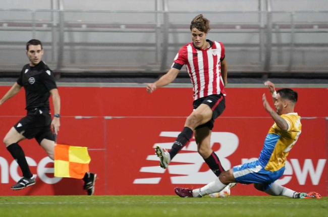 Joan Oriol defensant un atac del Bilbao Athletic.