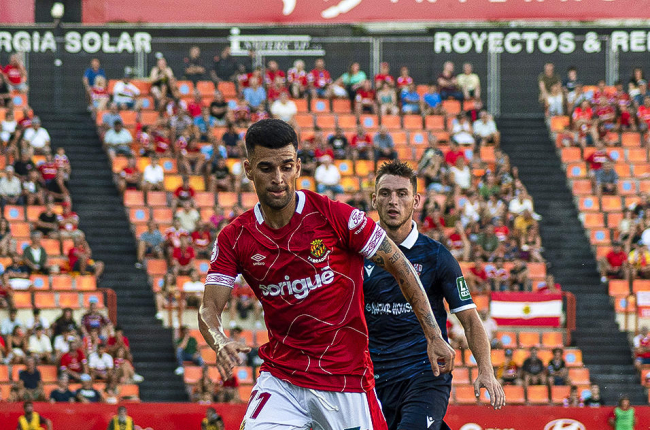 El jugador grana controla la pilota en el partit davant la UD Logroñés.