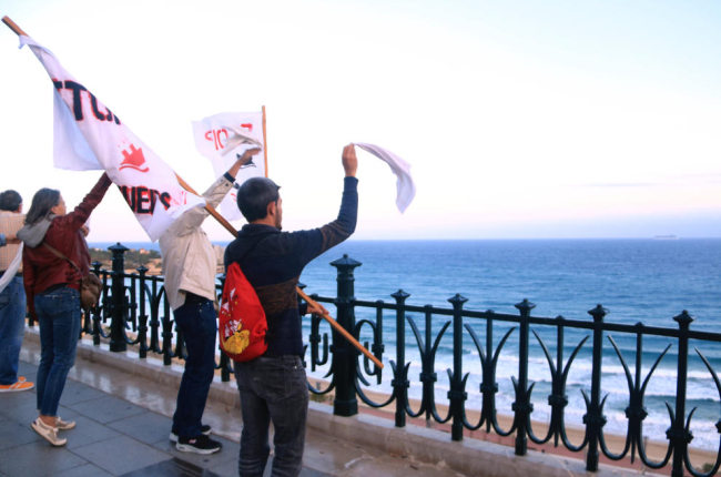 Imatge de la mocadorada d'una desena d'activistes de la plataforma Stop Creuers Tarragona.