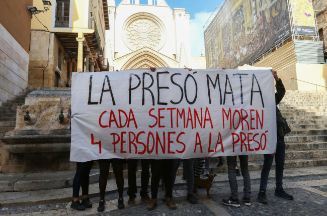 Los manifestantes con una pancarta.