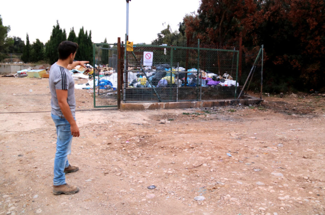 L'alcalde d'Arnes, Joaquim Miralles, assenyala la zona on els llencen bosses de brossa de manera irregular.