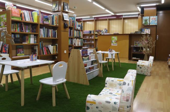 Imatge de la planta inferior de la llibreria La Capona dedicada al públic infantil i juvenil.