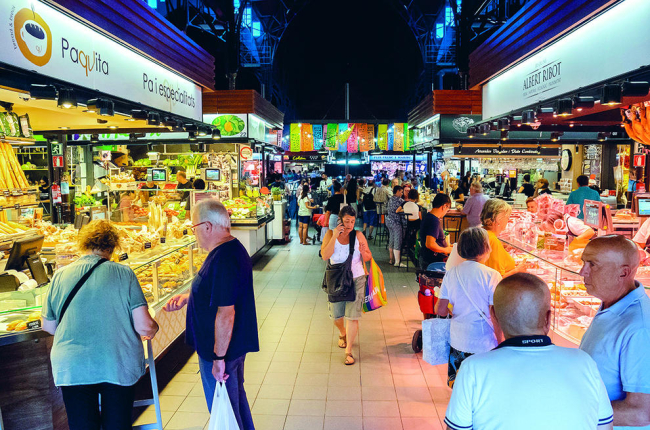 Imatge d'arxiu de clients anant a comprar al Mercat Central durant el passat mes d'agost.