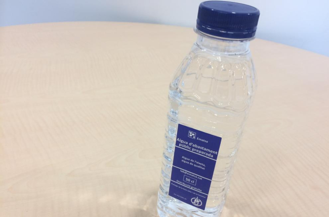 Una de las botellas de agua, que previamente ha sido depurada.