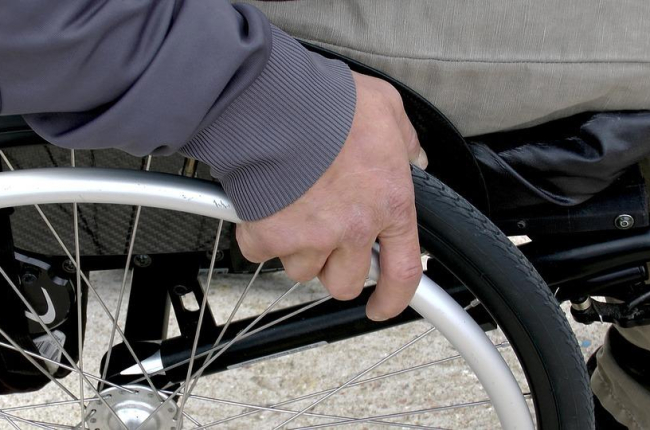 Una familia reusense ha pedido ayuda para conseguir una silla de ruedas.