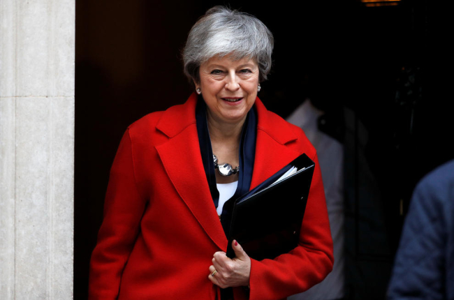 La primera ministra británica, Theresa May, saliendo del número 10 de Downing Street.