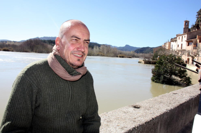 Pla mig de l'alcalde de Miravet, Toni Borrell, vora el riu Ebre al seu pas per la població