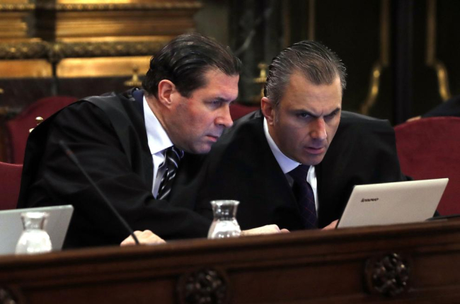 El secretari general de Vox, Javier Ortega, i el vicesecretari jurídic del partit, durant la primera jornada del judici.