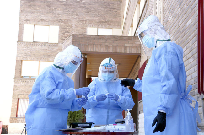 L'equip de mostres d'Atenció Primària de Lleida preparant-se per fer proves PCR en una residència.