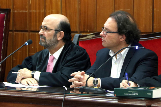 El exalcalde de Torredembarra Daniel Masagué, al lado de su abogado, Pau Simarro, durante la vista en la Audiencia de Tarragona