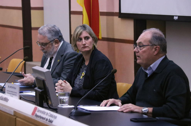El secretari de Salut Pública, Joan Guix; la consellera de Salut, Alba Vergés, i del cap del Servei de Medicina Preventiva i Epidemiologia de l'Hospital Clínic de Barcelona, Antoni Trilla.