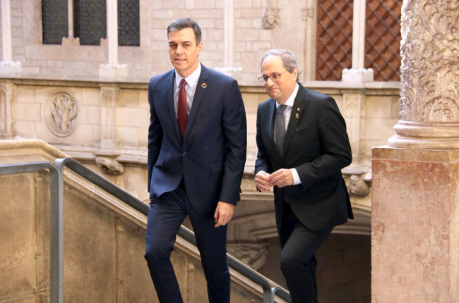 El president de la Generalitat, Quim Torra, i el cap del govern espanyol, Pedro Sánchez, abans de reunir-se a Palau el 6 de febrer.