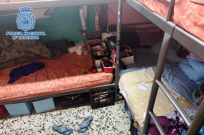 Imatge d'una de les habitacions on dormien les dones explotades sexualment.